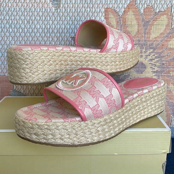 MICHAEL KORS SADLER WEDGE
MK OUTLINE JQD/EMB MK
TEA ROSE
49S3SDFA1Y - Picture 12 of 16